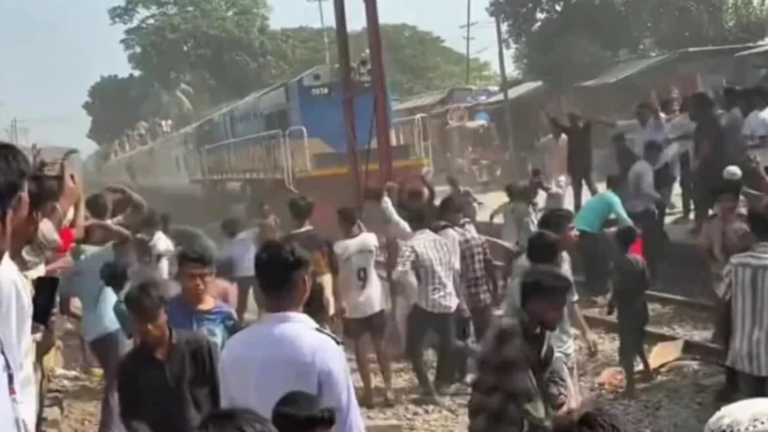 ভৈরবকে জেলা ঘোষণার দাবিতে রেলপথ অবরোধ, যাত্রীবাহী ট্রেনে পাথর নিক্ষেপ